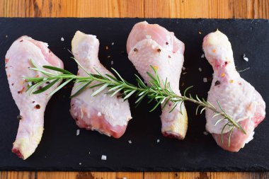 çiğ tavuk ayakları üzerinde siyah mazisi