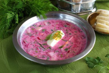 Soğuk Yaz pancar çorbası yeşil bir arka plan üzerinde