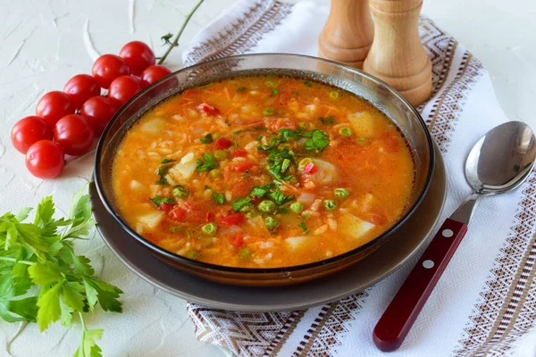 Овощной суп с рисом — стоковое фото
