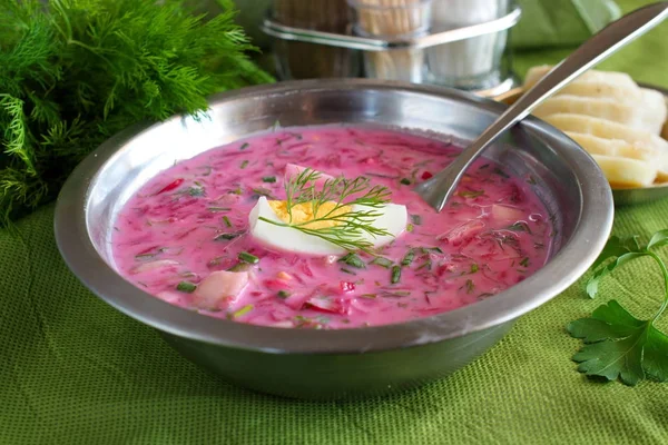 Soğuk Yaz pancar çorbası yeşil bir arka plan üzerinde