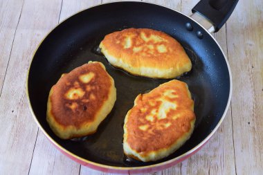 Elmalı turta tavada pişmiş