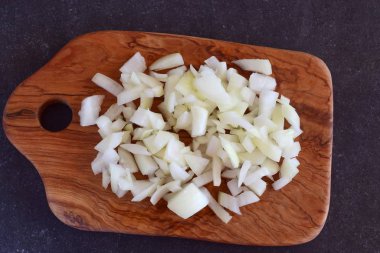 Tahta üzerinde doğranmış soğan.