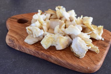 Kızarmış istiridye mantar ahşap kesme tahtası üzerinde