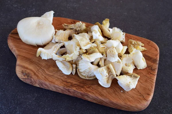 Жареные устричные грибы на деревянной доске — стоковое фото