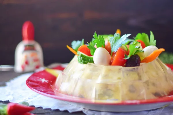 Olivensalat mit Wachteln auf rotem Teller — Stockfoto