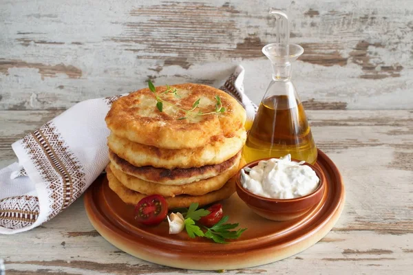 Pan fried potato tortillas served with yogurt sauce and fresh vegetables — Stock Photo, Image