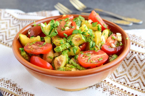 Салат с жареными цуккини и свежими помидорами черри, базиликом, чесноком и оливковым маслом — стоковое фото