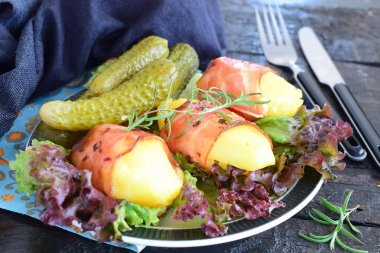 Kıyılmış et ve bir tencerede kızartılır kabak ile ev pişmiş yemek