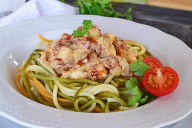 Makarna tavuk fileto, kurutulmuş domates ve domuz pastırması