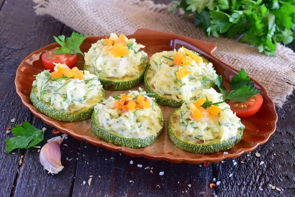 Courgettes grillées au fromage et garniture à l'ail — Photo