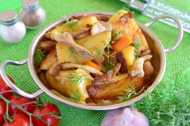 Kızarmış patates istiridye mantar ile pan. Vejeteryan, vejeteryan