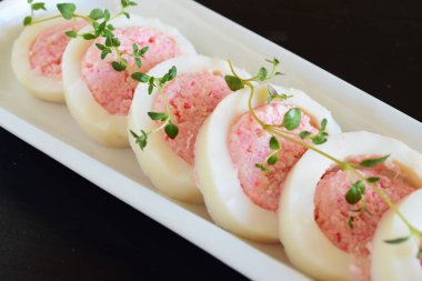 Yengeç eti mousse ile kalamar dolması.