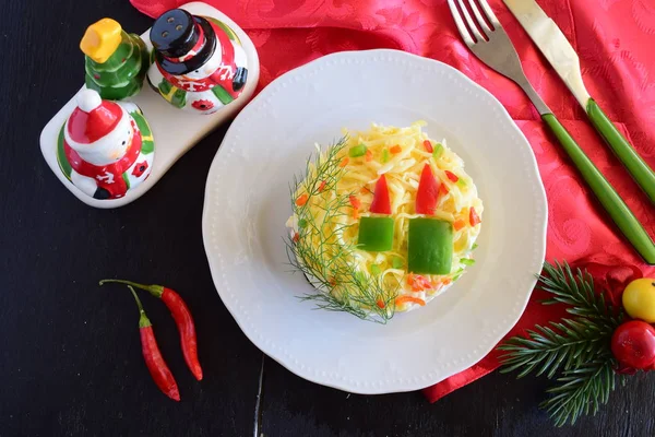 Frischer Kerzensalat mit Garnelen, Käse, Eiern, Oliven und Ananas. — Stockfoto