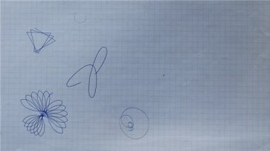 Tükenmez kalem rozet şekiller çizim kağıt üzerinde