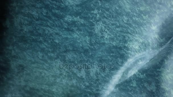 Tissu de velours bleu tombant sur la surface plane avec Alpha Matte 