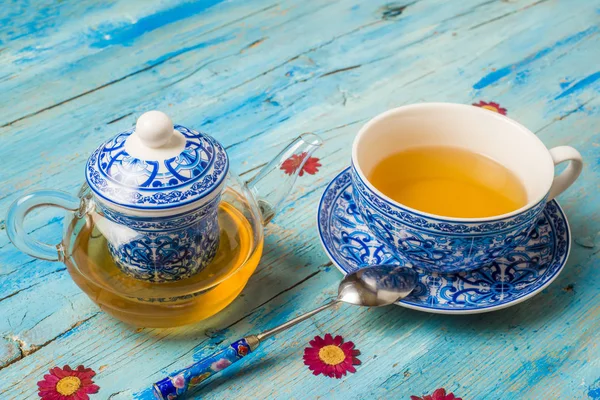 Tetera transparente y taza de té —  Fotos de Stock