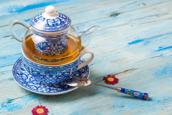 Tetera, taza de té y cuchara —  Fotos de Stock