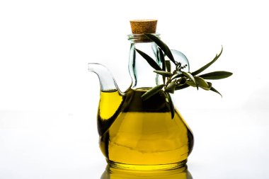 İzole sızma zeytinyağı kavanoz