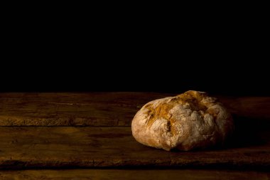ahşap masa üzerinde taze pişmiş ekmek