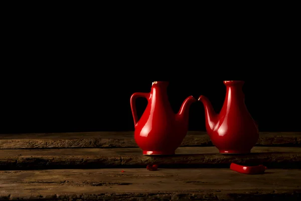 Pots en céramique brisée symbolisant les cœurs brisés — Photo