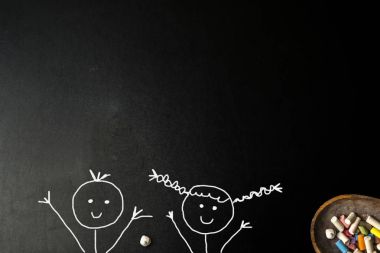 Mutlu küçük erkek ve kız Çöp Adam blackboard kartı.