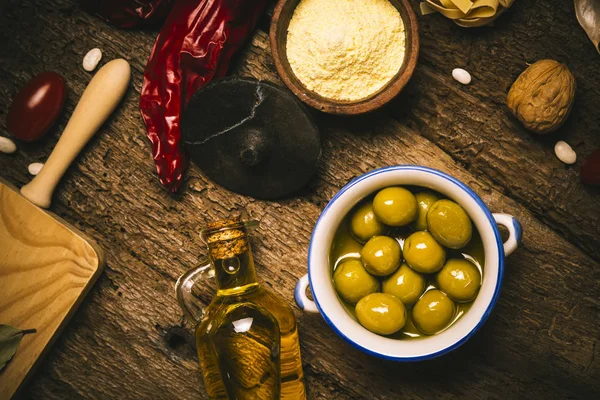 Extra vergine olijfolie en voedselingrediënten. — Stockfoto