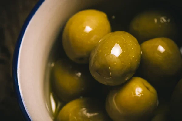 Olives vertes salées appétissantes — Photo