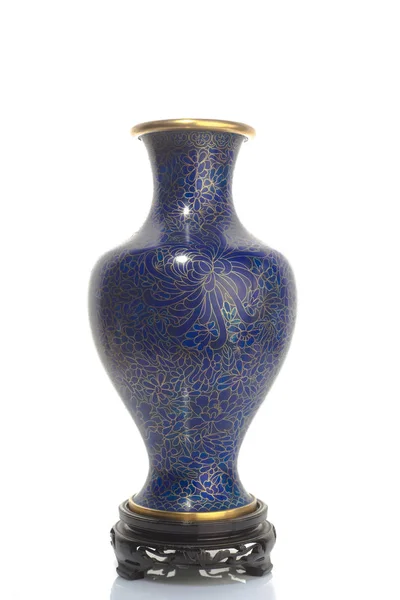 Čínská starodávná kloisonna váza, izolovaná. — Stock fotografie