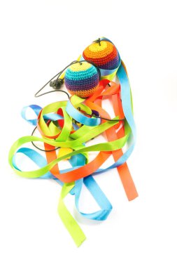 Poi topları, renkli yaylı hokkabazlık topları, izole edilmiş..