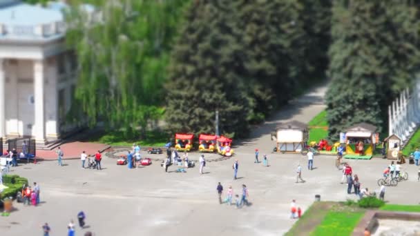 Bayram Hafta Sonu Insanların Yürüme Çocuk Buhar Lokomotif Carousel Dinlenme — Stok video
