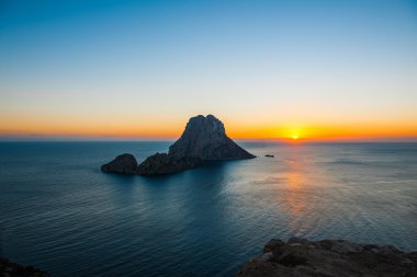 Es Vedra ve Es Vedranell, Ibiza, İspanya, gün batımında