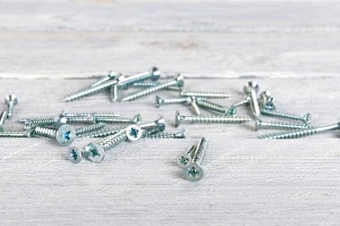 Tahta arka planda vidalar