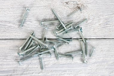 Tahta arka planda vidalar