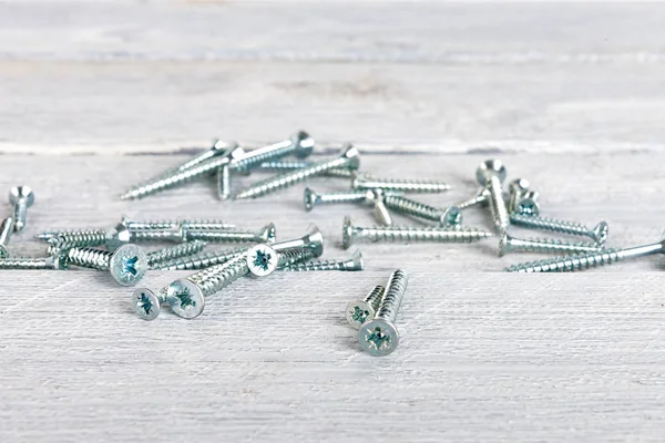 Tahta arka planda vidalar