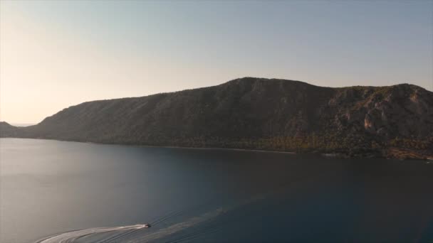 Drone Voando Sobre Blue Lake Corinto Bay Grécia Imagens Aéreas — Vídeo de Stock