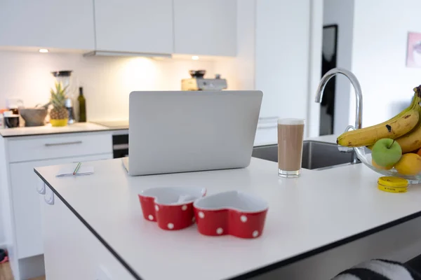 Lavoro Casa Con Computer Carta Matita Telefono Una Tazza Caffè Foto Stock