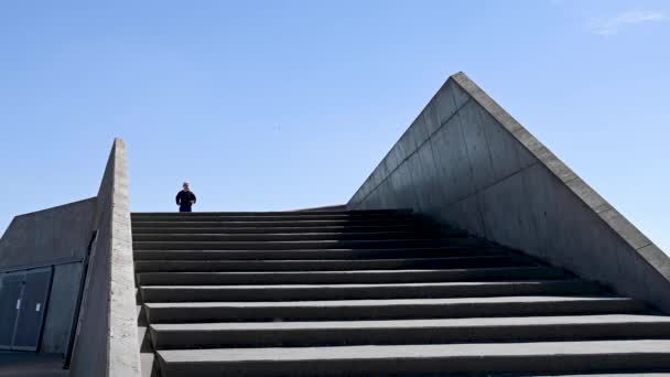 Atractiva Joven Escandinava Mujer Caucásica Corriendo Escaleras Abajo Como Ejercicio — Vídeos de Stock