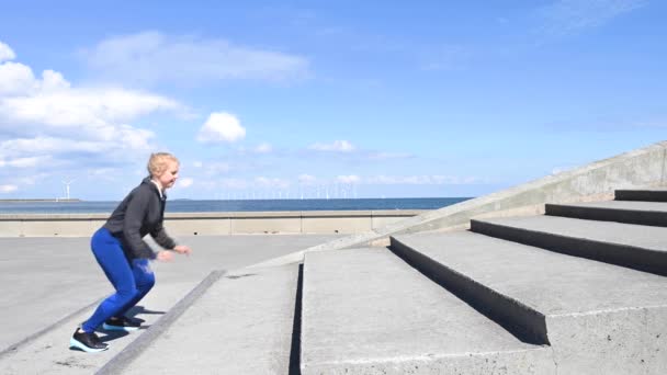 Attraktive Fitte Junge Skandinavierin Kaukasierin Die Strand Zeitlupe Sprungübungen Macht — Stockvideo