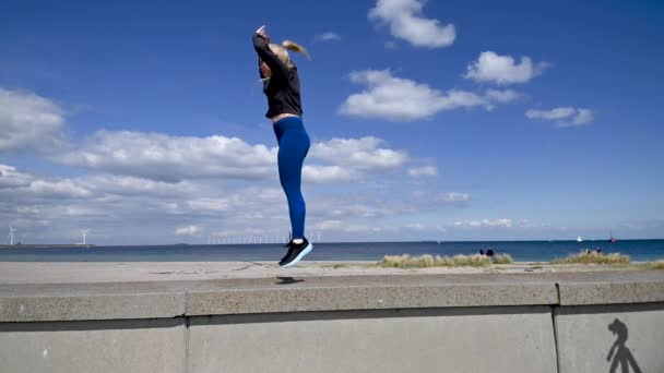 Aantrekkelijk Fit Jonge Scandinavische Blanke Vrouw Springend Burpees Traint Een — Stockvideo