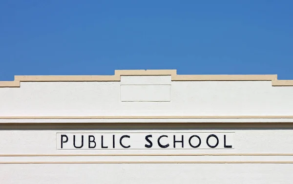 Esterno di un edificio scolastico pubblico vintage — Foto Stock