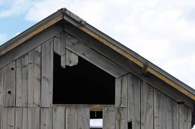 Boş bir eski yıpranmış ahır penceresinde