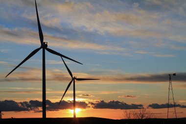 Günbatımında rüzgar türbinleri