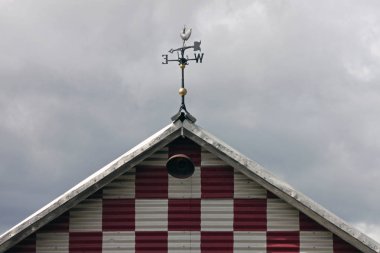 Kırmızı kareli ahır ile Rüzgar gülü