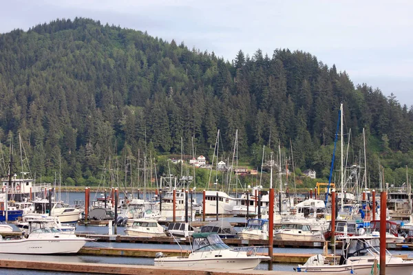 Boot die afwateren naar de kust van Oregon met de bergen op de achtergrond — Stockfoto