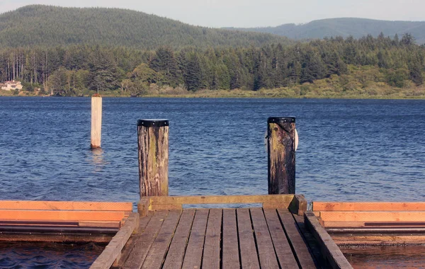 Muelle de madera en un lago azul — Foto de Stock