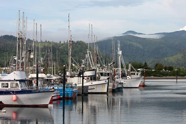 Boot die afwateren naar de kust van Oregon met de bergen op de achtergrond Stockfoto