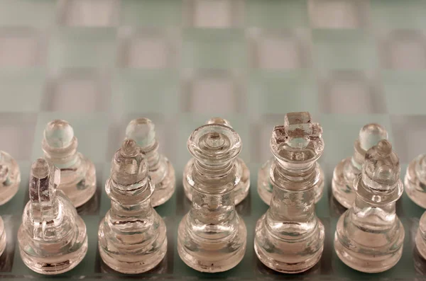 Pezzi di scacchi di vetro allineati per la battaglia — Foto Stock