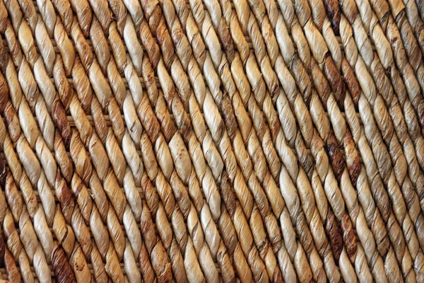 대각선 줄무늬를 가진 갈색 짠된 바구니의 근접 촬영 스톡 사진