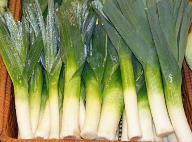 Çiftçi pazarında ekranda organik leeks