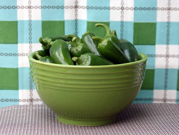 Tigela verde de pimentas verdes Jalepeno — Fotografia de Stock